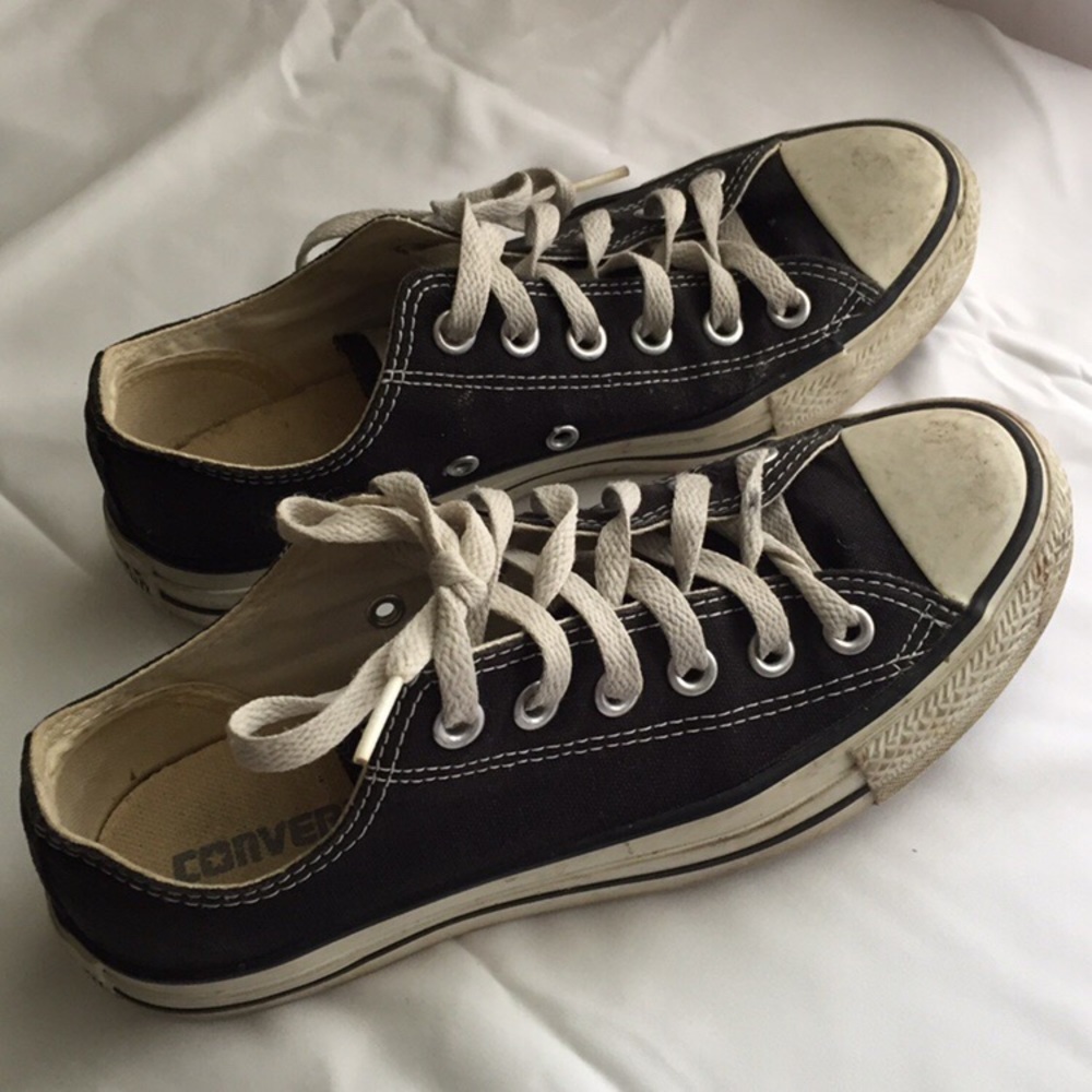 Classic Black Converse low-top 🍎